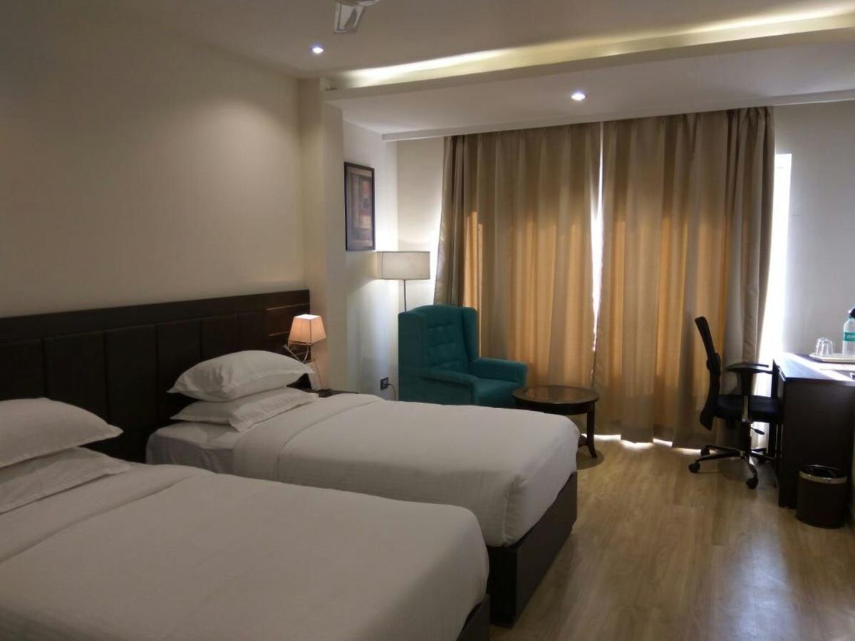 Hotel Surendra Vilas ボーパール エクステリア 写真