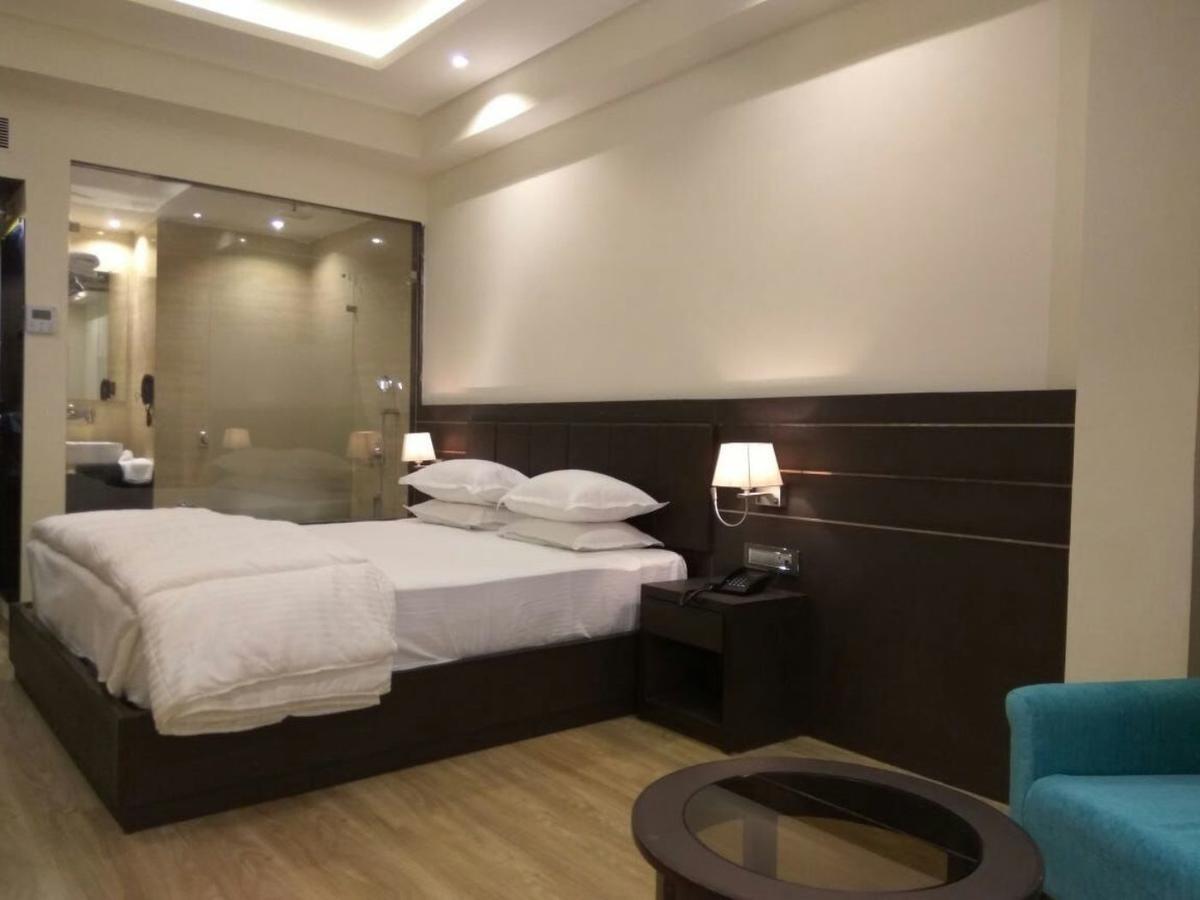 Hotel Surendra Vilas ボーパール エクステリア 写真