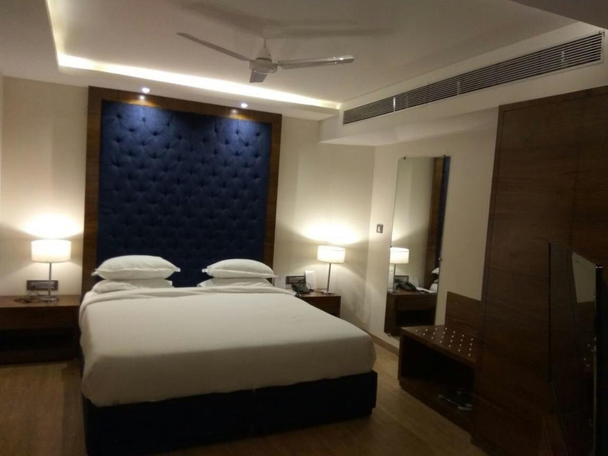 Hotel Surendra Vilas ボーパール エクステリア 写真