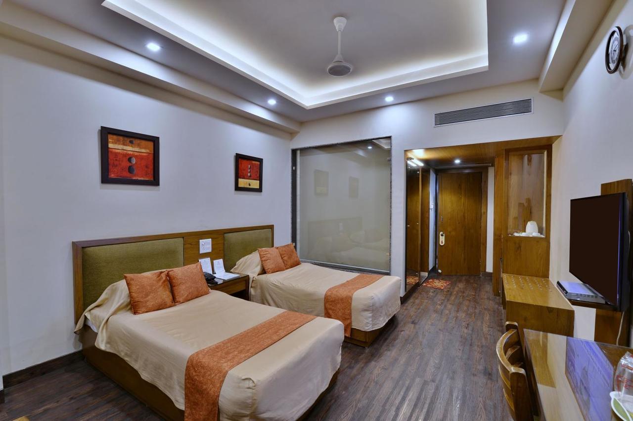 Hotel Surendra Vilas ボーパール エクステリア 写真